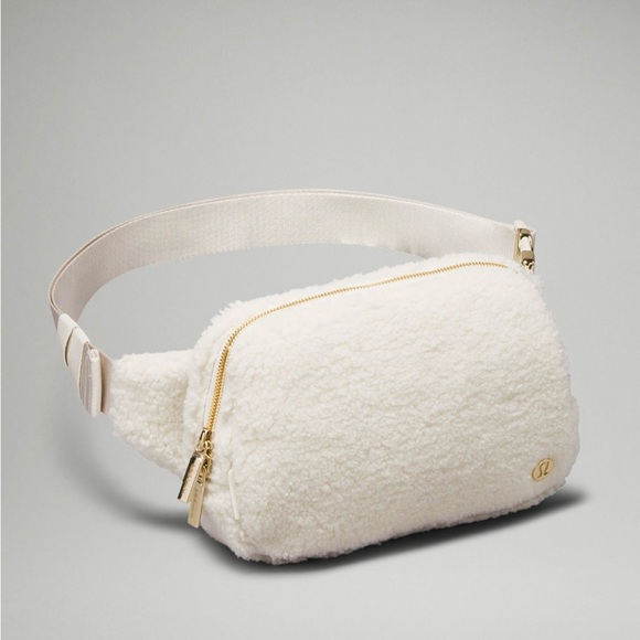 Lululemon Everywhere Belt Bag Fleece 2L - Picture 3 of 9